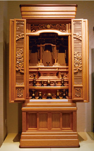 屋久杉材を使用し、職人の技で仕上げた伝統的な唐木仏壇。